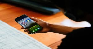 Inician en Los &Aacute;ngeles prohibici&oacute;n de usar tel&eacute;fonos en las escuelas