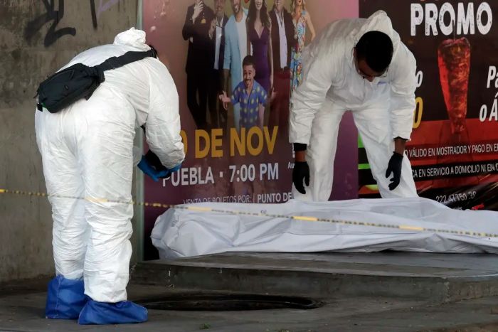 El muerto invisible bajo el puente