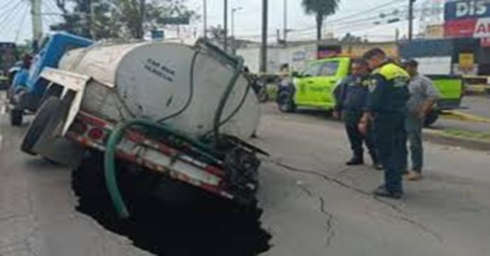 Reportan un socav&oacute;n en la Calzada Zaragoza