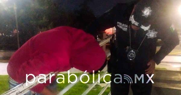 Evita elemento de la Polic&iacute;a Auxiliar que un hombre se arrojara al vac&iacute;o de un puente peatonal