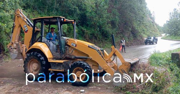 Sigue la atención a derrumbes carreteros en Oaxaca