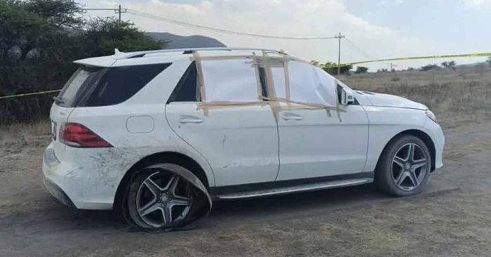 Abandonan camioneta de lujo con 5 cadáveres en Edomex
