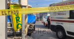 Choca cami&oacute;n contra poste; hay una mujer lesionada