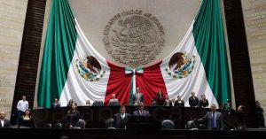 Guardan diputados minuto de silencio en memoria de Paquita la del Barrio