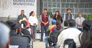 Entrega Omar Mu&ntilde;oz huertos y gallineros