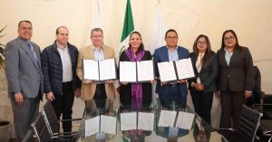 Firma Lupita Cuautle convenio con universidades