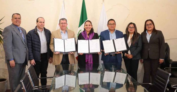 Firma Lupita Cuautle convenio con universidades