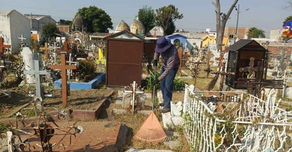 Limpian panteones de Cholula por el 10 de mayo