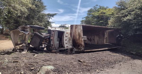 Vuelca tracto camión y bloquea acceso a comunidades de Esperanza