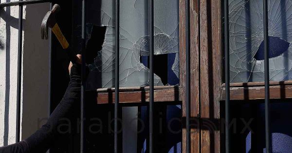 Lamenta FGE Puebla incendio de oficinas en Fiscal&iacute;a de G&eacute;nero durante 8M