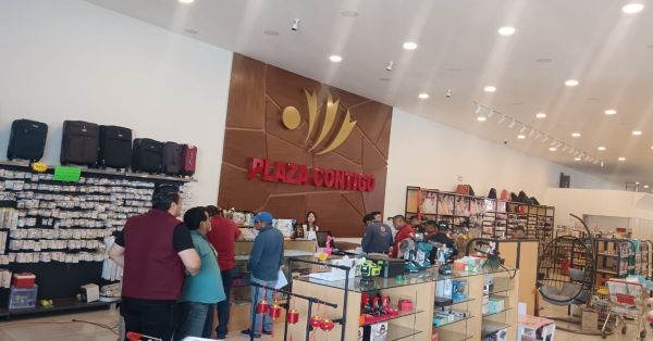 Denuncian abusos laborales en tiendas de origen asiático de Puebla
