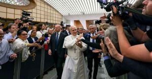 Se reúne papa León XIV con periodistas; llama al desarme mundial