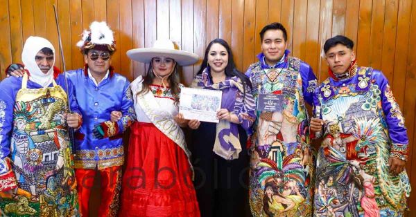 Entrega Tonantzin Fern&aacute;ndez la Plaza de la Concordia a carnavaleros