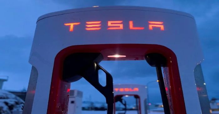 Tambalea Tesla mientras Musk insiste en una alianza que desgasta a la marca