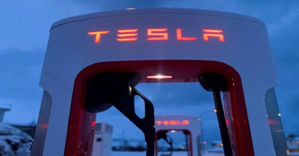Tambalea Tesla mientras Musk insiste en una alianza que desgasta a la marca