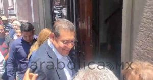 Felicitan turistas a Alejandro Armenta y Cecy Arellano por limpieza del CH