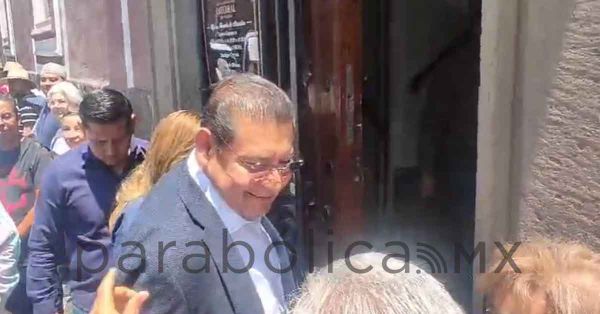 Felicitan turistas a Alejandro Armenta y Cecy Arellano por limpieza del CH