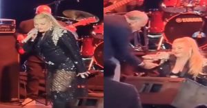Tremendo susto pasó Rocío Banquells con una aparatosa caída en concierto