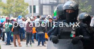 Toman campesinos instalaciones del SAT en Angelópolis