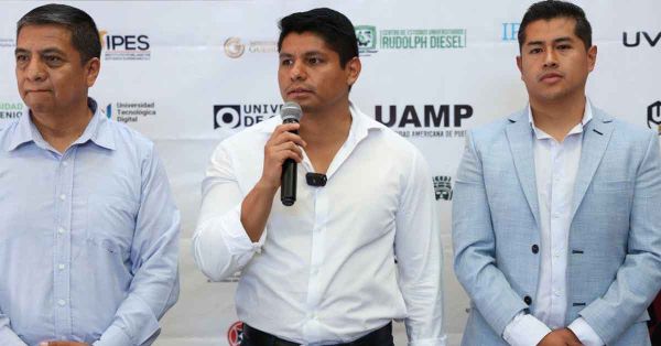 Inaugura Omar Mu&ntilde;oz la primera Feria Profesiogr&aacute;fica