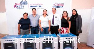 Apoya Lupita Cuautle a escuelas con equipo tecnológico