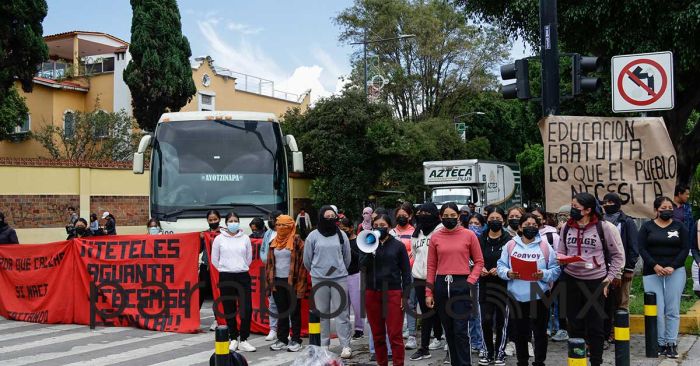 Dialogan gobierno federal y estatal con normalistas de Teteles