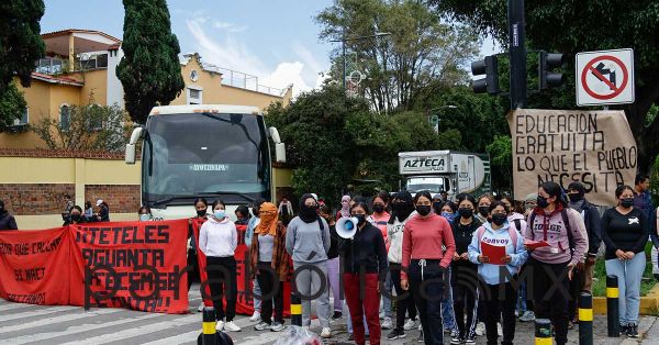 Dialogan gobierno federal y estatal con normalistas de Teteles