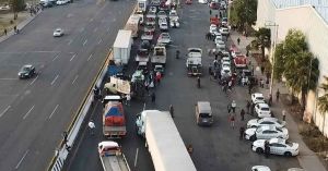 Bloquean transportistas casetas hacia CDMX