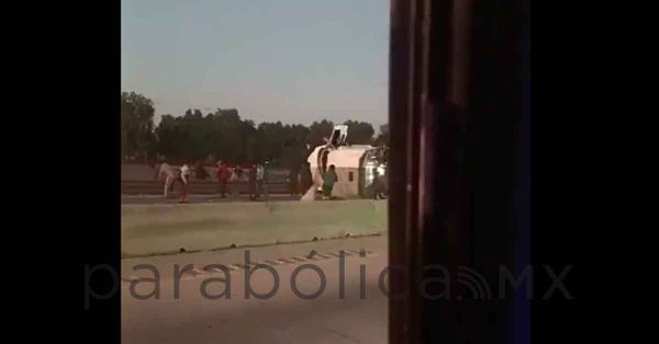 Vuelca tráiler con producto lácteo en la Puebla-Orizaba; hubo rapiña