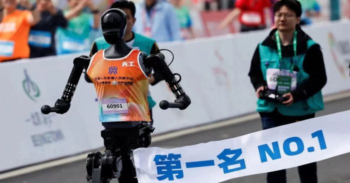 Logra robot el 1er lugar de la maratón en Pekín