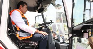 Atiende gobierno de Puebla vialidades con Barredoras Mec&aacute;nicas