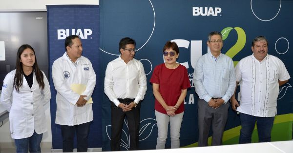 Entrega Lilia Cedillo 50 microscopios para laboratorios en CU2