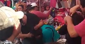 Detienen y cortan el cabello a dos presuntas ladronas en mercado Revoluci&oacute;n de Iz&uacute;car