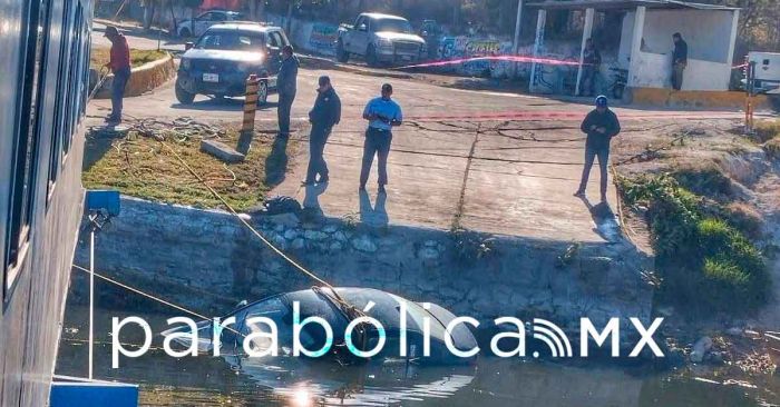 Cae auto a la laguna de Valsequillo