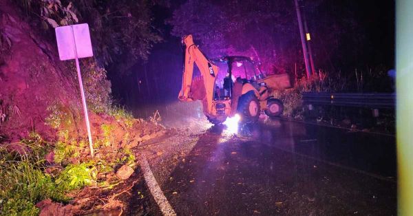 Provocan lluvias el deslave de carretera en Hueytamalco