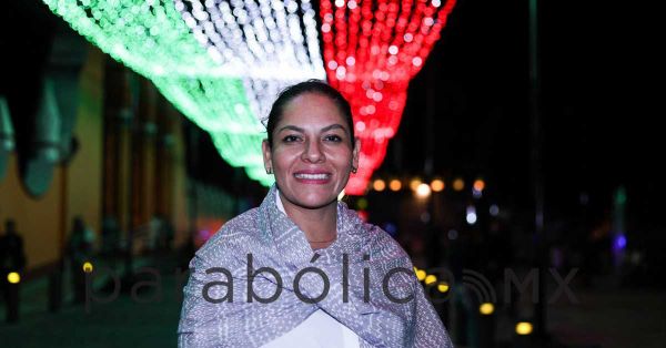 Enciende Lupita Cuautle adornos patrios en San Andr&eacute;s Cholula