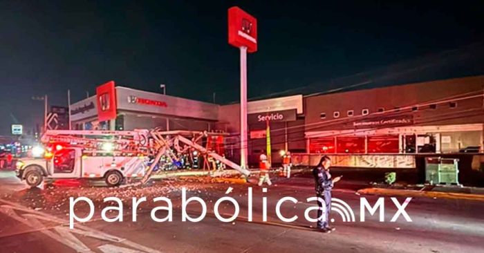 Muere joven de 21 a&ntilde;os tras destrozar su auto en la Atlixc&aacute;yotl