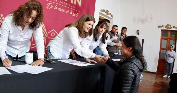 Entregan en Zacatlán y Gobierno del Estado primeros cheques para obra comunitaria