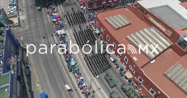 Disfrutan poblanas y poblanos el Desfile; participan más de 13 mil personas