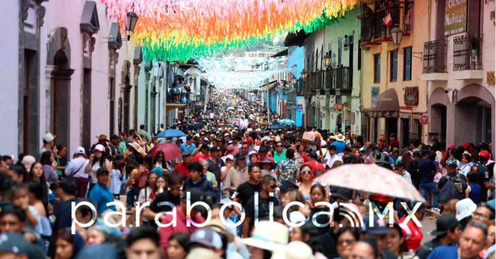 Congrega a m&aacute;s de 20 mil personas en Zacatl&aacute;n desfile de cierre de la Feria de la Manzana