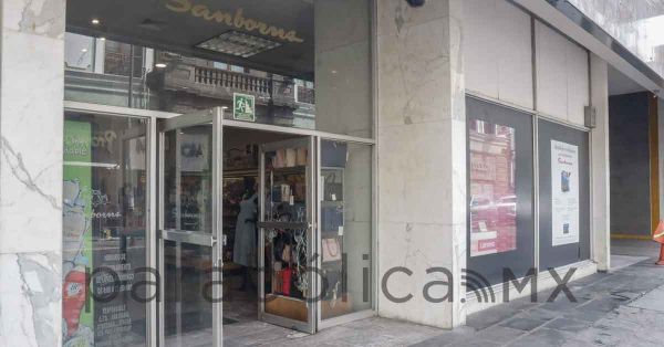 Dan cristalazo al Sanborns en CH