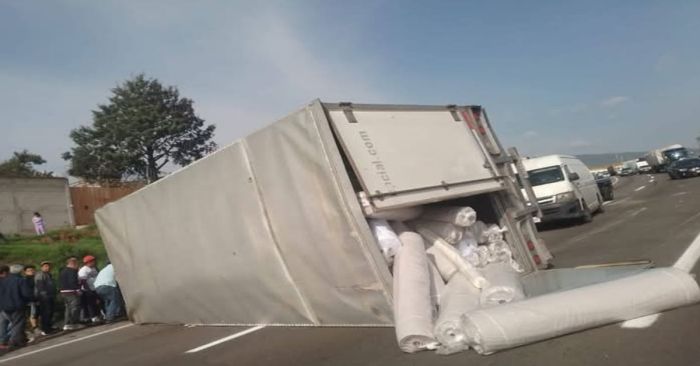 Vuelca camión con rollos de tela en la México-Puebla