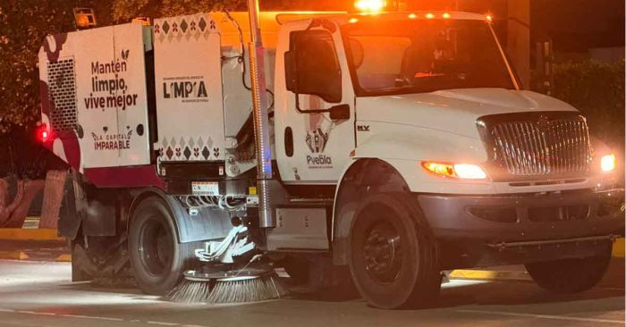 Refuerzan limpieza urbana con barredoras mecánicas