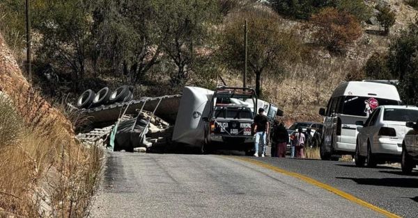 Reportan a una persona prensada tras volcadura de tr&aacute;iler cargado con cemento en Oaxaca