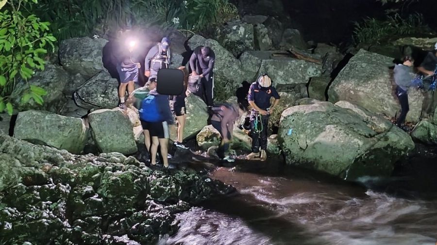 Rescatan a 8 j&oacute;venes atrapados en cascada de Xicotepec