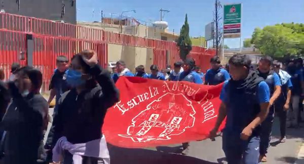 Marchan normalistas de Teteles; exigen reactivar investigaciones