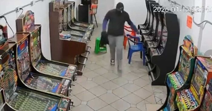 Roban a trabajadora de negocio de maquinitas en Iz&uacute;car