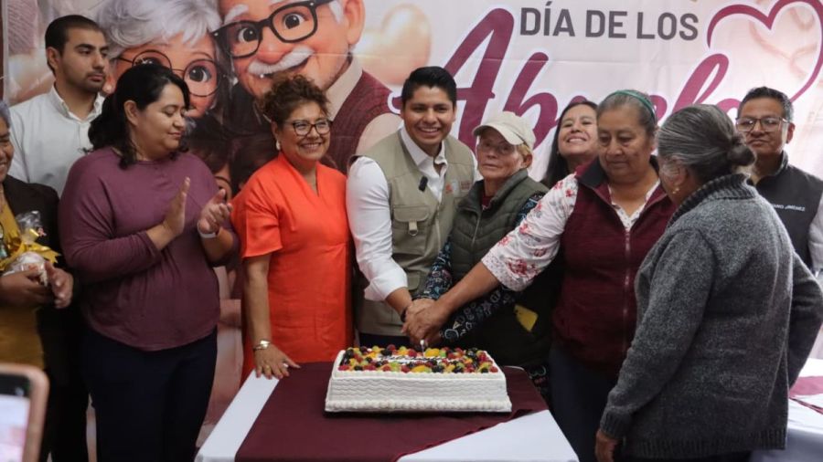 Celebran Omar Mu&ntilde;oz y Tere Alfaro a abuelitos de Chautenco