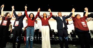 Morena levanta el pu&ntilde;o izquierdo
