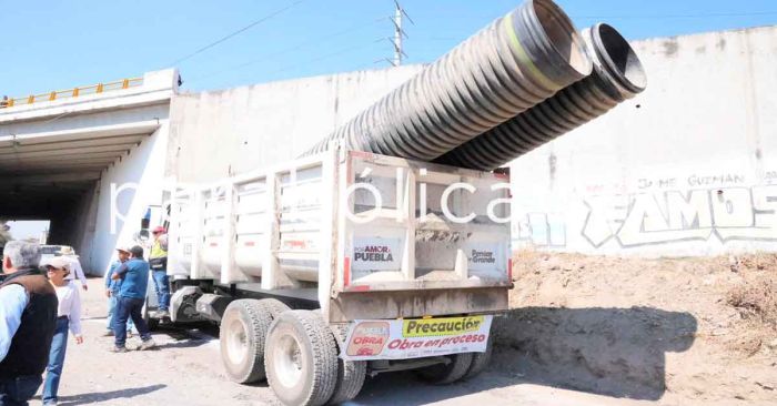 Supervisa Armenta conexi&oacute;n del subcolector Atzitzintla con el colector principal del Alto Atoyac